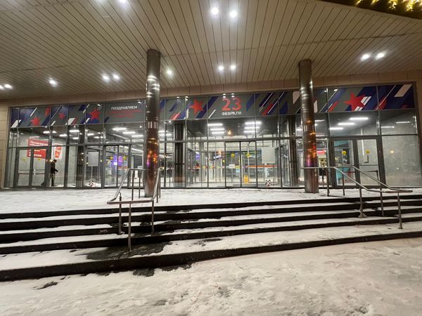 Оклейка витрин и входных групп торгового центра
