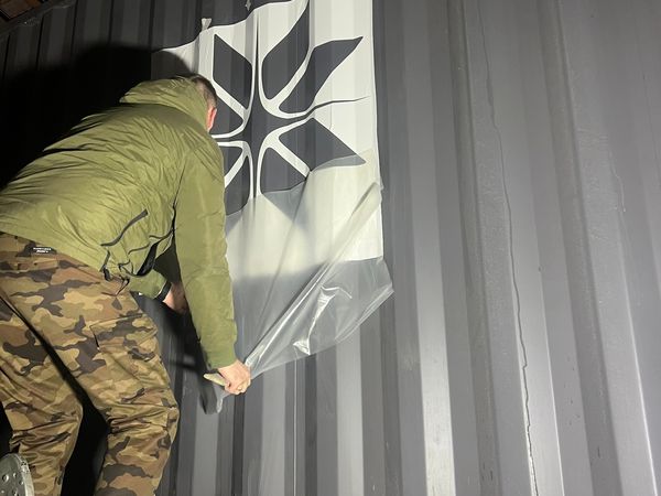 Нанесение логотипа на контейнеры в цехе