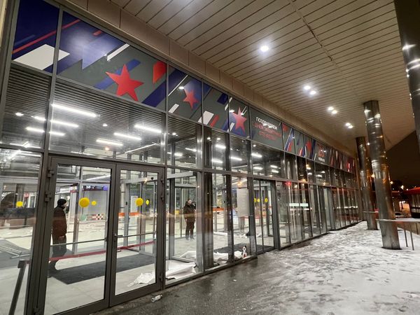 Оклейка витрин и входных групп торгового центра