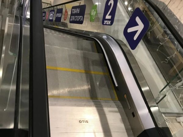 Указатели направления на плёнке вдоль эскалатора