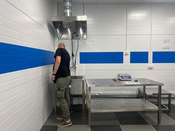 Оклейка пленкой стен производств Имидж Ресурс