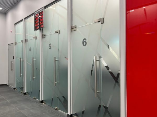 Оклейка стен и перегородок в офисе