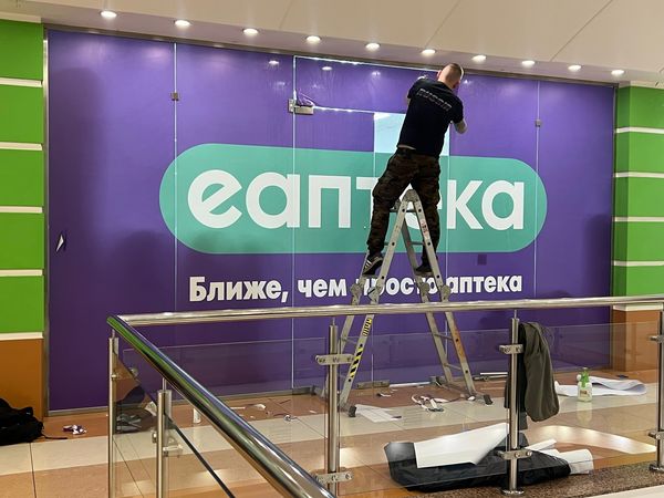 Брендирование витрин