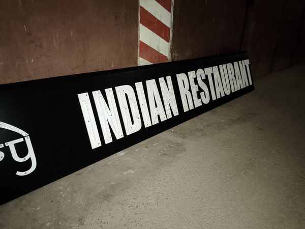 Световой короб с надписью Indian Restaurant перед отгрузкой