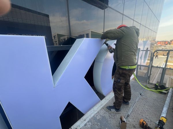 Монтаж рекламных конструкций