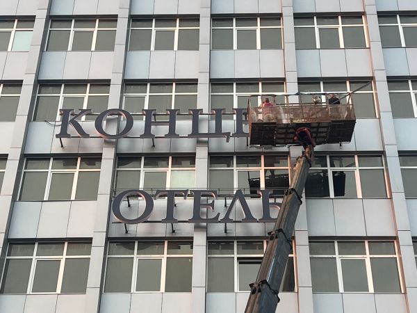 Монтаж вывесок на высоте