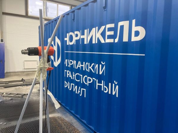 Покраска по трафарету на объекте: работа со стремянки