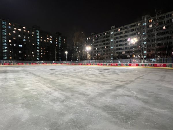 Каток вечером после оформления бортов