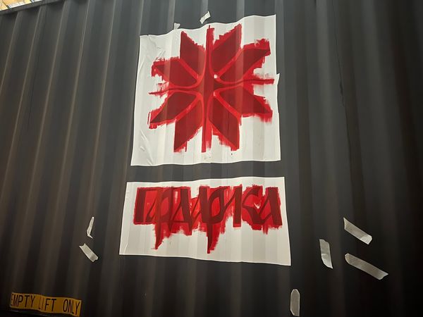 Нанесение логотипа на контейнеры в цехе