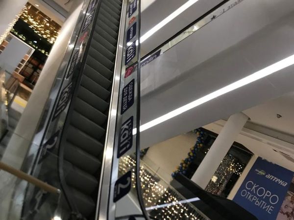 Эскалаторы торгового центра после оформления плёнкой