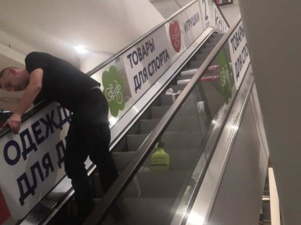 Монтаж плёнки на эскалаторе в согласованное окно