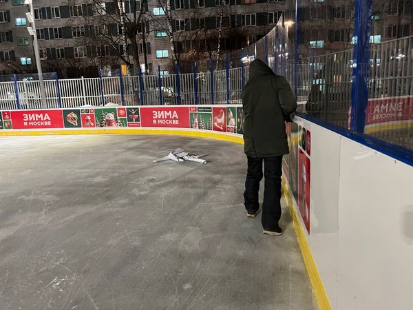 Раскатка полотна вдоль борта прямо на льду