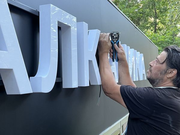 Монтаж световых букв на фасаде здания