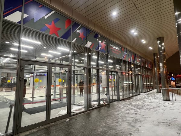 Оклейка витрин и входных групп торгового центра