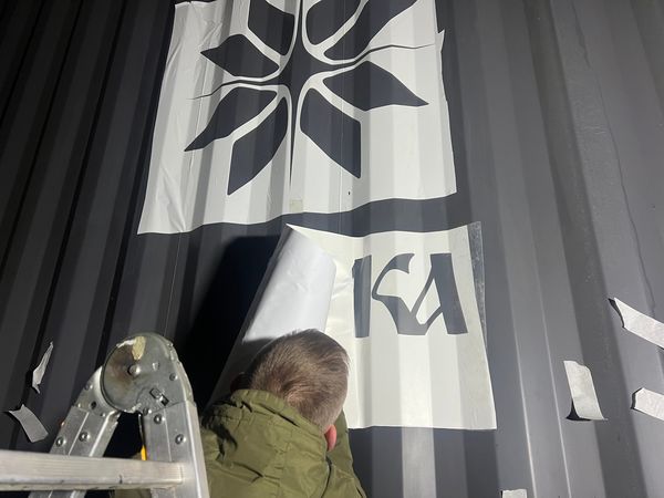 Нанесение логотипа на контейнеры в цехе