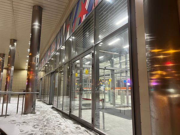 Оклейка витрин и входных групп торгового центра