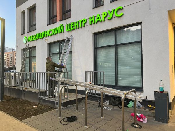 Монтаж вывесок